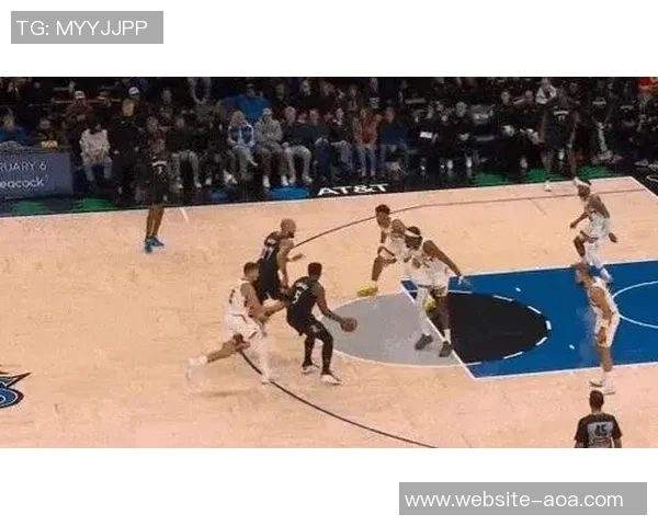 爱德华兹面对联防挑战上半场表现平平仅得8分3助攻2抢断